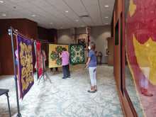 Load image into Gallery viewer, Mauka to Makai: Hawaiian Quilts and the Ecology of the Islands
